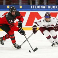 Latvijas U-18 hokejisti sparīgi pretojas kanādiešiem, taču zaudē ceturtdaļfinālā