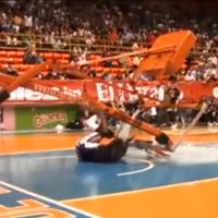 Video: pēc 'slam dunk' grozs gandrīz 'nosit' basketbolistu