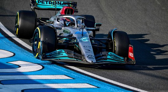 'Mercedes' un 'Ferrari' piloti ātrākie Nīderlandes 'Grand Prix' pirmajos divos treniņos