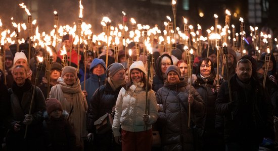 Reportāža: Tūkstošiem lāpu gaismās iemirdzas Rīgas centrs 