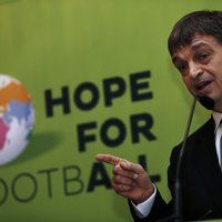 Kādreizējā Blatera 'labā roka' Šampaņs piesakās FIFA prezidenta amatam