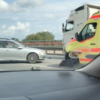 'Opel' un kravas auto avārija uz Dienvidu tilta; satiksme atjaunota