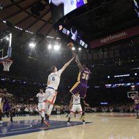 Porziņgim pietrūkst vienas atlēkušās bumbas līdz 'double-double'; 'Knicks' zaudē 'Lakers' basketbolistiem