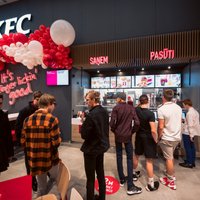 Foto: Rīgā durvis ver jauns KFC tīkla restorāns; gatavojas vēl divi