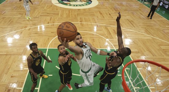 'Celtics' trešajā mačā 'salauž' 'Warriors' un atgūst vadību NBA finālsērijā