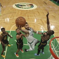 'Celtics' trešajā mačā 'salauž' 'Warriors' un atgūst vadību NBA finālsērijā