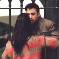 Video: Kā cilvēki reaģē, ja meitene uzbrūk puisim