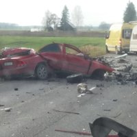 Foto: Rendas pagastā vieglā auto sadursme ar kravas auto; viens bojāgājušais