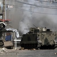 Libānas armija ar bruņumašīnām un tankiem Tripoles centrā cīnās ar kaujiniekiem
