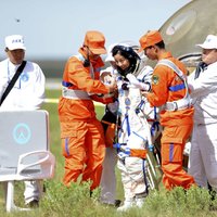 Ķīnas astronauti veiksmīgi atgriezušies uz Zemes