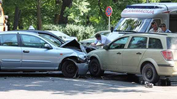 Trīs auto avārija Hanzas ielā - 2