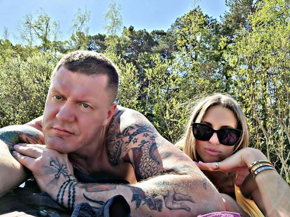 Kambalas jaunā sieva par viņa dāmu simtiem: 'Tās bija prostitūtas'