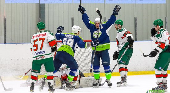 Favorīti 'Mogo' un 'Kurbads' uzvar pirmajās Latvijas hokeja čempionāta pusfināla spēlēs