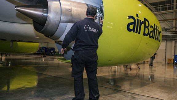 Airbaltic Bombardier CS300 lidmašīnas nakts apkope - 34