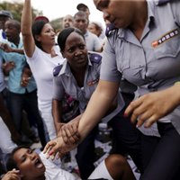 Foto: Īsi pirms Obamas ierašanās Kubā aiztur protestētājas