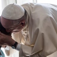Pāvests Francisks tiekas ar seksa verdzības upuriem