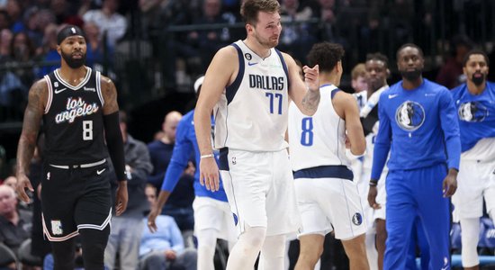 Dončiča tālmetiens nodrošina 'Mavericks' uzvaru pār 'Clippers'