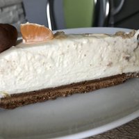Baltās šokolādes siera kūka ar piparkūku mīklas pamatni