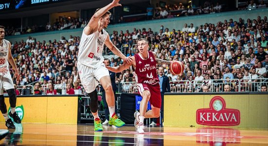 Video: Latvijas basketbola izlasi pilnās tribīnes iedvesmo uzvarai pār Serbiju