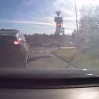 Video: 'BMW X6' vadītājs rupji pārkāpj ceļu satiksmes noteikumus