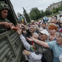 Video: Slovjanskas iedzīvotāji saņem pārtiku