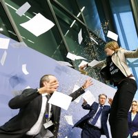 Девушка запрыгнула на стол главы ЕЦБ во время пресс-конференции