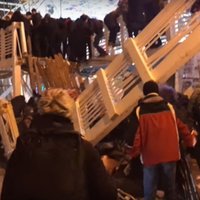 Video: Maskavas Gorkija parkā himnas pavadījumā sabrūk gājēju tilts