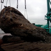No Ventas gultnes Ventspilī izcelts ap 60 tonnu smags betona elements