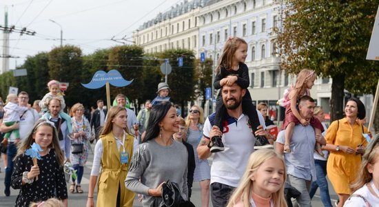 Foto: Rīgā krāšņi svin Tēva dienu