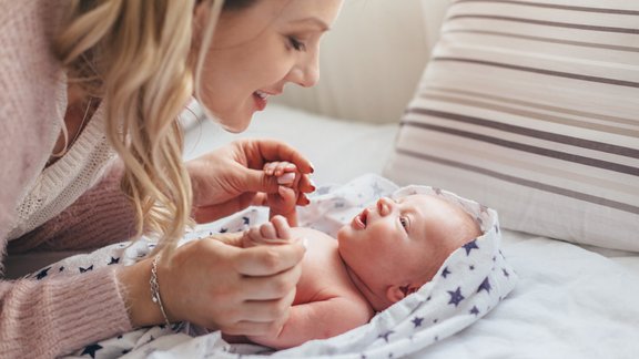 mamma zīdainis jaundzimušais