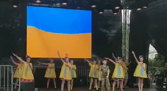Правда ли, что на видео украинские дети исполняют со сцены гимн люфтваффе?