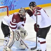 Latvijas hokeja izlases vārtus mačā ar Šveici sargās Masaļskis