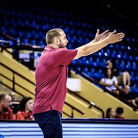 Latvijas U-17 meiteņu basketbola izlases treneris pēc panākuma norāda uz pretinieču līderu nosegšanu
