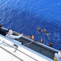 Lībijas piekrastē bruņoti cilvēki uzbrukuši nelegālo imigrantu laivai