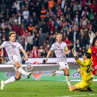 Latvijas futbolisti nokaitētā atmosfērā Konjā saņem pērienu no Turcijas
