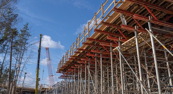 Sarkandaugavas pārvada būve apstājusies laikapstākļu dēļ, apgalvo dome