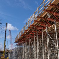 Foto: Sarkandaugavas pārvada būvniecība norit pēc plāna