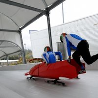 Itālijas bobslejistam arī dopings; aizdomas par ukraiņu kalnu slēpotāju