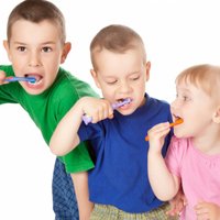Kā iemācīt bērnu tīrīt zobus un pārliecināt, ka tas ir svarīgi
