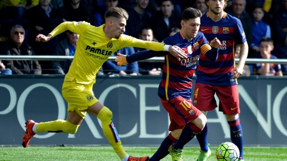 Villarreal Samuel Castillejo, Barcelona forward Lionel Messi 