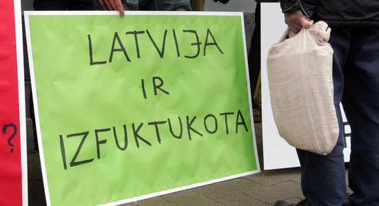 Газета назвала имена избранных, которые вывели деньги из закрытого Latvijas Krājbanka