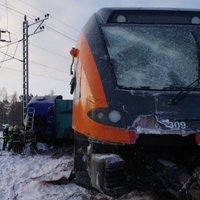 Foto: Pēc sadursmes ar kravas auto Igaunijā no sliedēm noskrējis vilciens