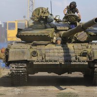 Kaujinieki ar 'Grad' un tankiem apšauda ciemus pie Mariupoles