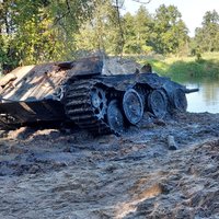 Polijā no upes izceļ retu nacistu kaujas mašīnu