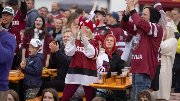 Hokeja fani pie Arēnas Rīga - 101