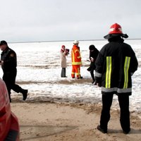 VUGD no Engures ezera ledus noceļ savainotu cilvēku