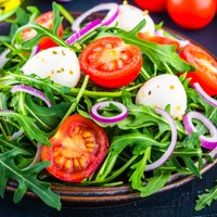 Svaigi, garšīgi un viegli – salāti ar rukolu: 10 receptes pavasarīgām maltītēm