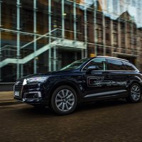 Latvijā nonācis pirmais uzlādējamais hibrīdauto ar 'quattro' piedziņu 'Audi Q7 e-tron'