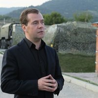 Медведев прилетел в Крым, украинский МИД протестует