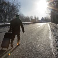 Pēc lidojuma 'airBaltic' reisā no čemodāna pazūd nauda, pase un dators; lidsabiedrība atbildību neuzņemas